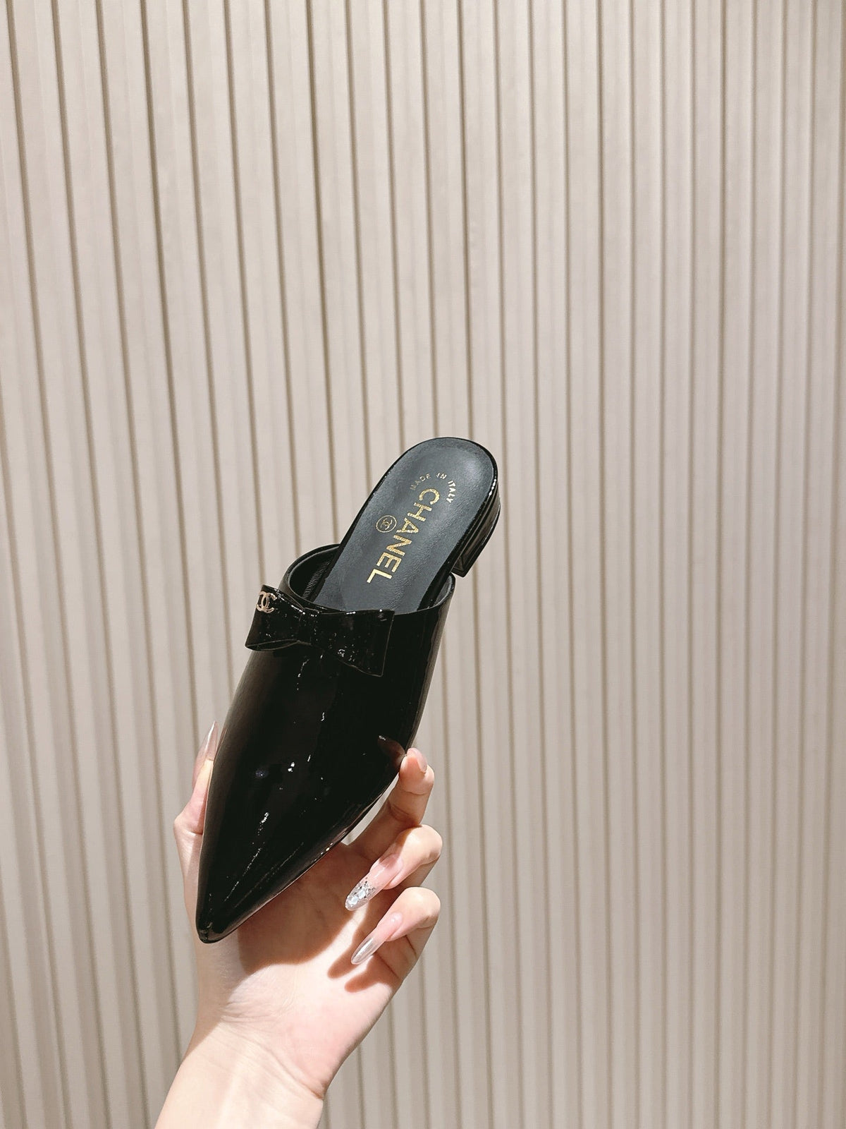 CHANEL FLAT MULES 25S IN BLACK PATENT LEATHER