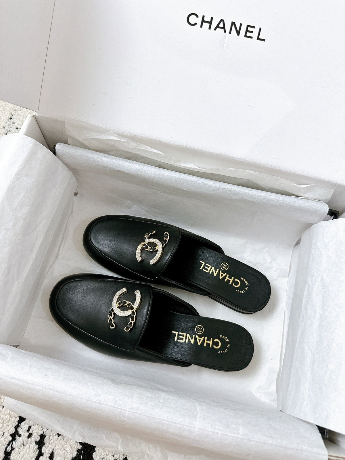 CHANEL FLAT MULE IN BLACK CALFSKIN HARDWARE WITH ROCK MIX CHAIN